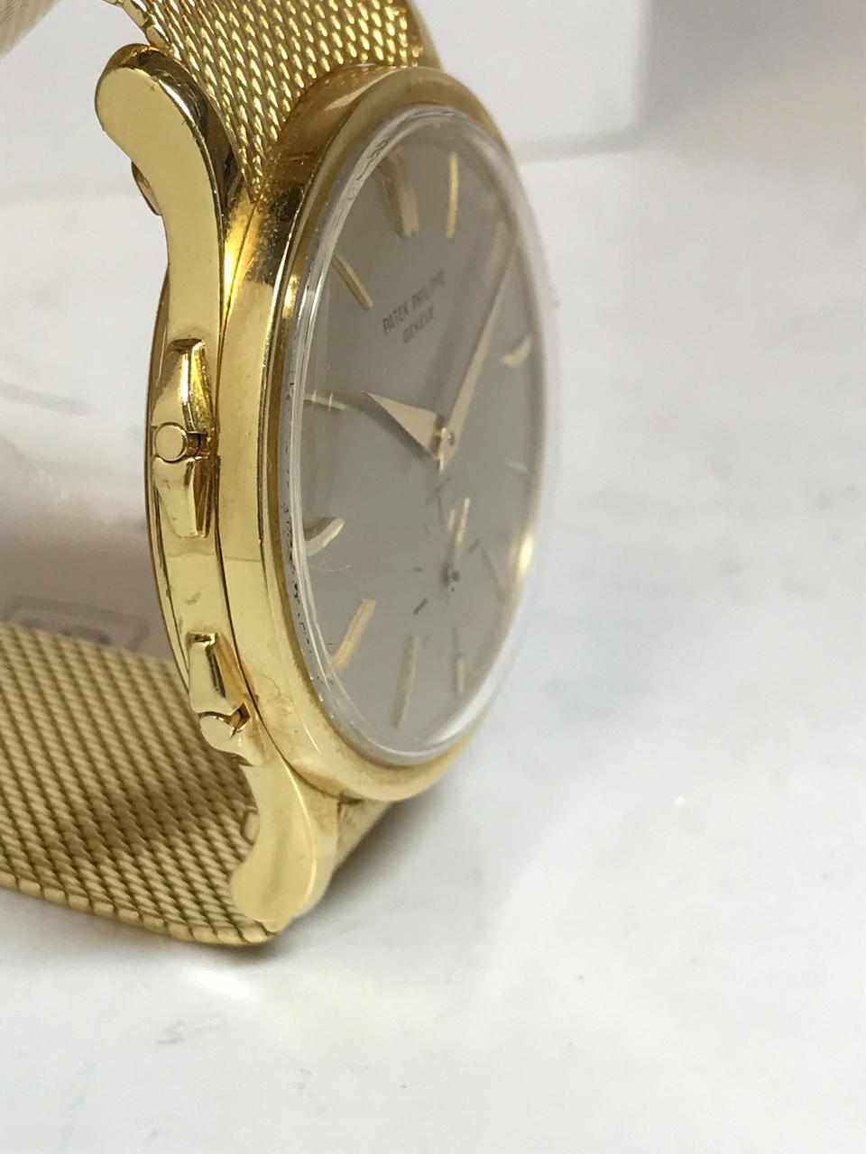 Patek Philippe. A fine and rare 18K gold dual time zone wristwatch with independently adjustable hour hand and an 18K gold braceletRetailed by G&#252;belin Ref: 2597, 1961