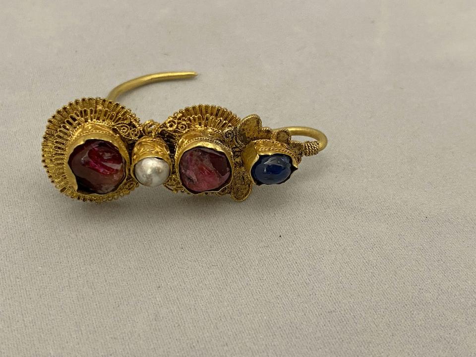 A pair of gemstone-inlaid gold earrings, erhuan  Late Ming/early Qing dynasty (2)