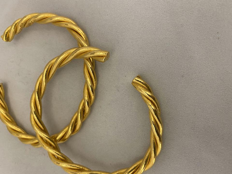 A pair of twisted gold bracelets, qianzhuo 19th century or later (2)