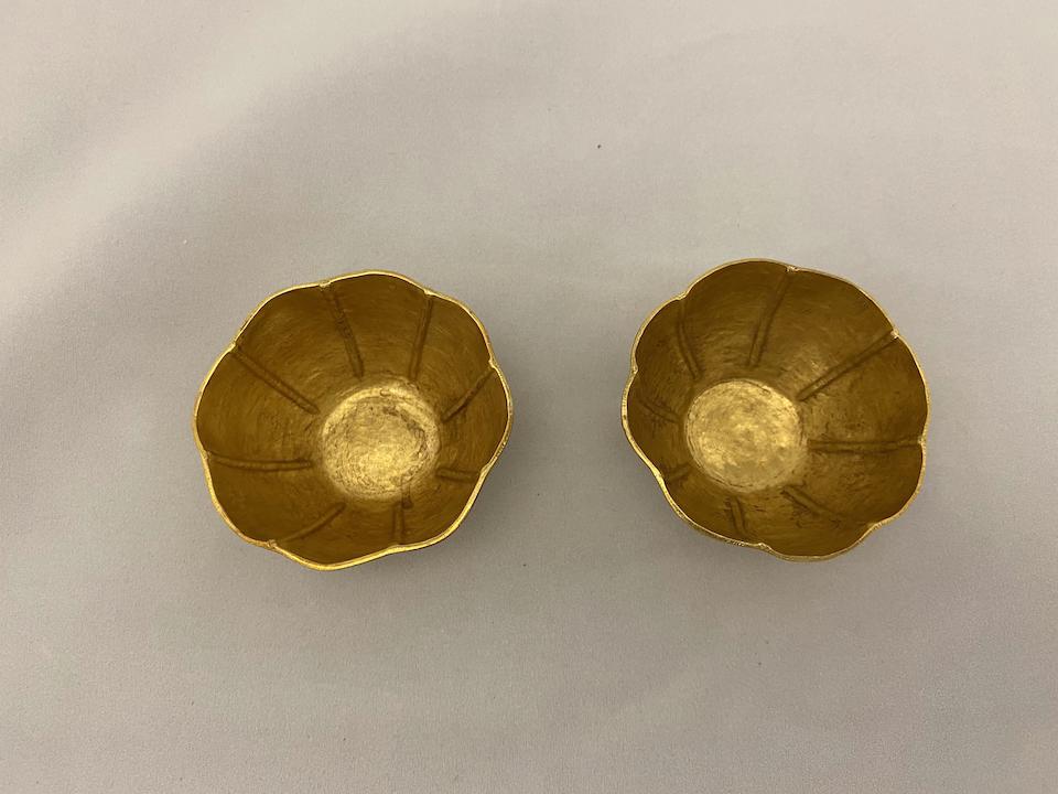 A pair of gold cups  Ming dynasty, circa 1600 (2)