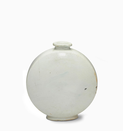 A large and fine porcelain Moon Flask Joseon dynasty (1392-1897), 16th/17th century image 2