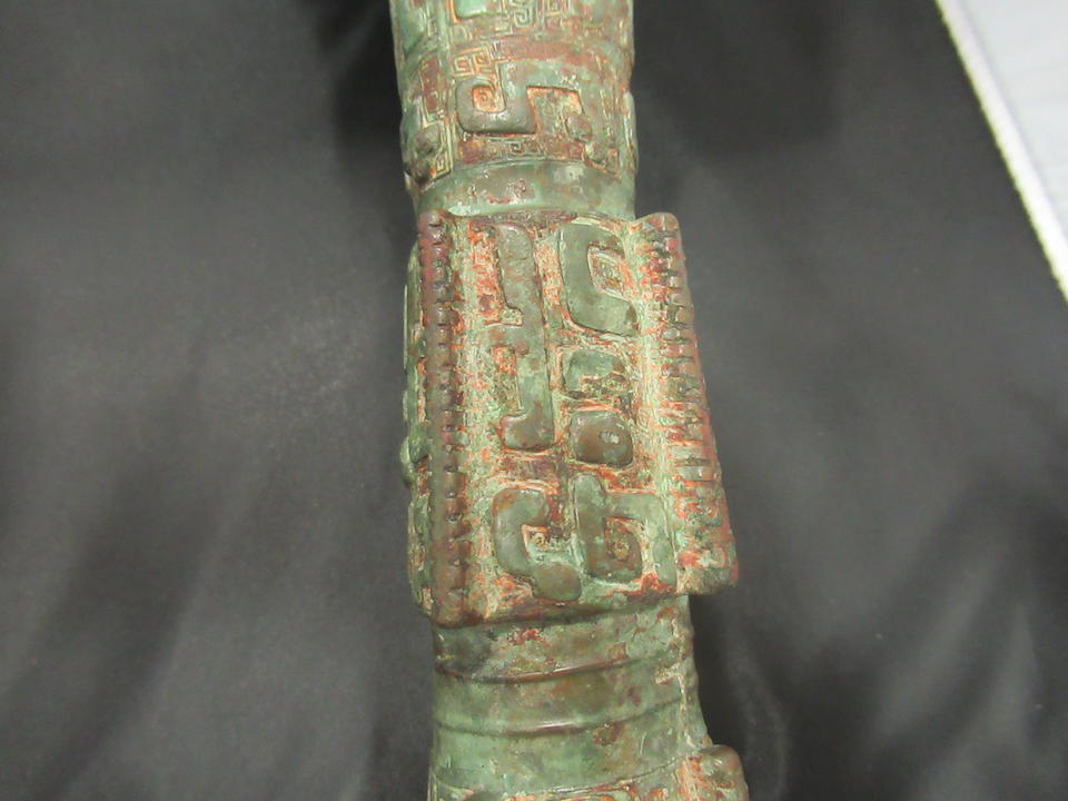 AN ARCHAIC BRONZE WINE VESSEL, GU Shang dynasty