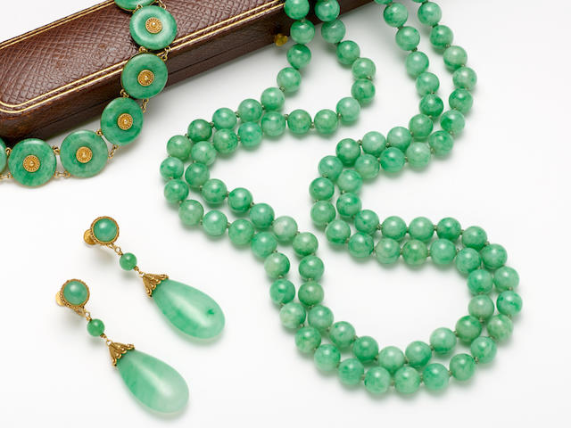 TIFFANY AND CO.: GOLD AND JADEITE NECKLACE, EARRINGS, AND BRACELET,