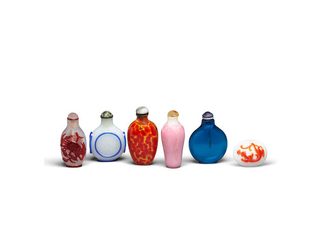 Five glass snuff bottles and one overlay glass snuff dish 1780-1900 (6)