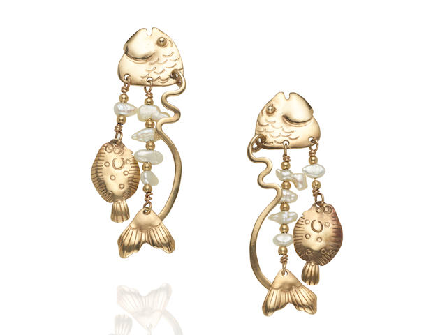 A PAIR OF 14K GOLD AND FRESHWATER PEARL FISH EARRINGS
