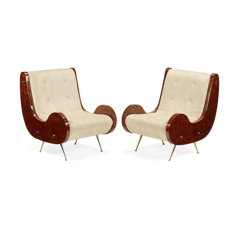 A PAIR OF ITALIAN MID-CENTURY STYLE BURLWOOD AND BRASS LOUNGE CHAIRS