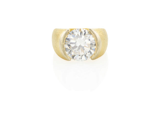 AN 18K GOLD AND DIAMOND RING