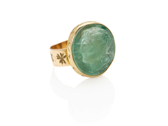 A 14K GOLD AND EMERALD CAMEO RING