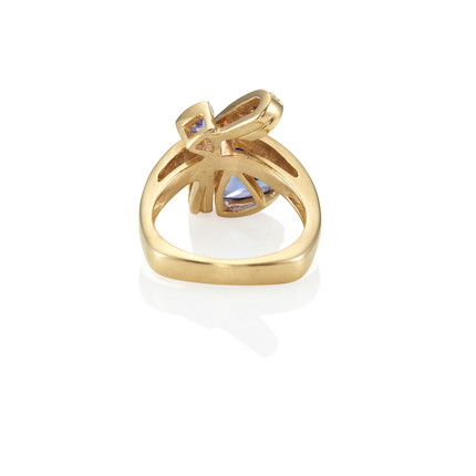 A GOLD, TANZANITE AND DIAMOND RING image 2