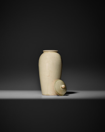 A GLAZED WHITE STONEWARE JAR AND COVER Sui dynasty image 5