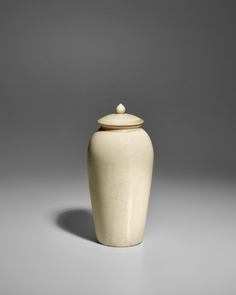 A GLAZED WHITE STONEWARE JAR AND COVER Sui dynasty image 3