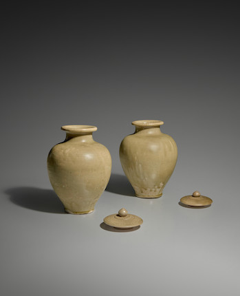 TWO GREEN GLAZED STONEWARE JARS AND COVERS Sui dynasty (2) image 3
