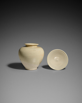 TWO WHITE GLAZED POTTERY VESSELS Tang dynasty (2) image 2