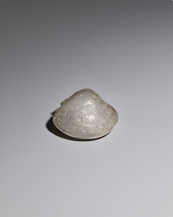 A FINELY CHASED SILVER SHELL-FORM BOX  Tang dynasty image 1