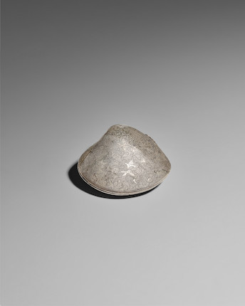 A FINELY CHASED SILVER SHELL-FORM BOX  Tang dynasty image 5