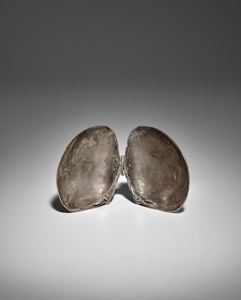 A FINELY CHASED SILVER SHELL-FORM BOX  Tang dynasty image 4