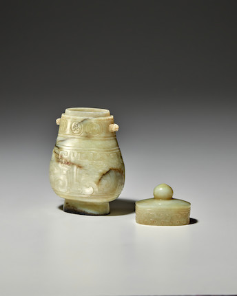 AN ARCHAISTIC BRONZE-FORM JADE VASE AND COVER, HU Song-Ming dynasty image 6