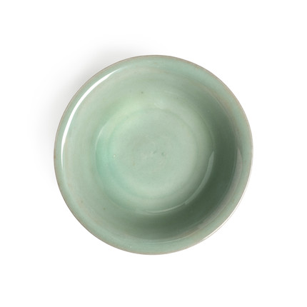 A LONGQUAN CELADON 'LOTUS' SAUCER DISH Southern Song dynasty image 2