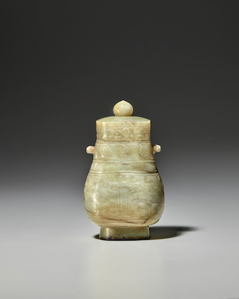 AN ARCHAISTIC BRONZE-FORM JADE VASE AND COVER, HU Song-Ming dynasty image 4
