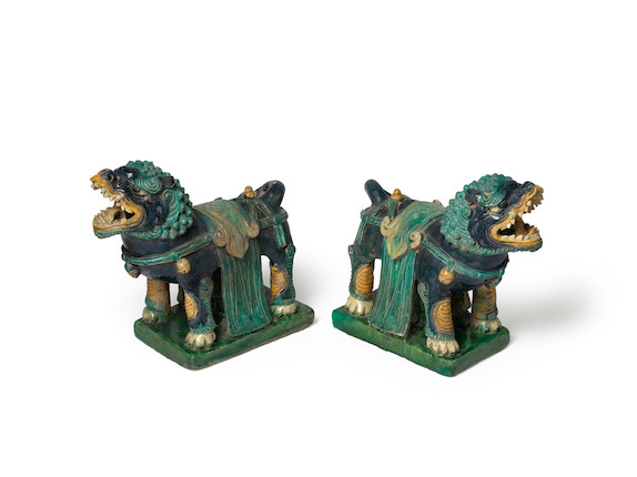 A PAIR OF FAHUA GLAZED TEMPLE LIONS Ming dynasty (1368-1644) image 5