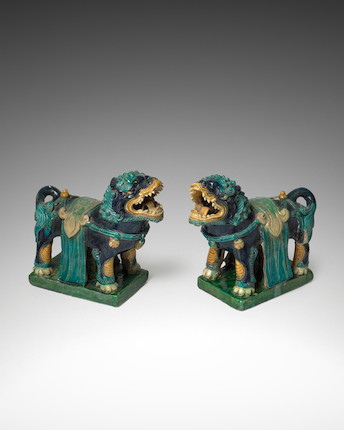 A PAIR OF FAHUA GLAZED TEMPLE LIONS Ming dynasty (1368-1644) image 2
