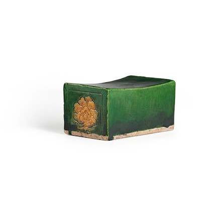 A SMALL RECTANGULAR GREEN- AND OCHRE-GLAZED STONEWARE WRIST REST Tang dynasty image 1