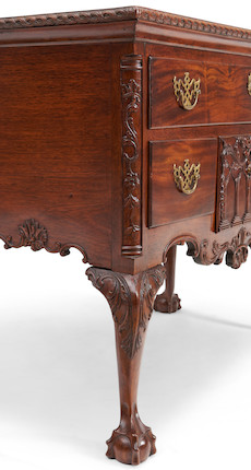 Exceptional Carved and Figured Mahogany Chippendale Dressing Table, Philadelphia, Pennsylvania, c. 1765. image 5