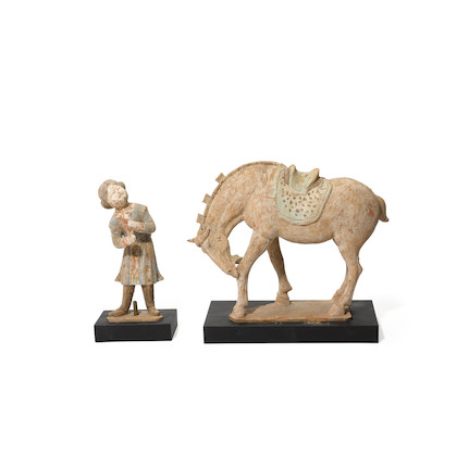 A PAINTED RED POTTERY GROOM AND A HORSE Tang dynasty image 4