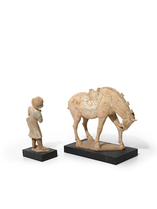 A PAINTED RED POTTERY GROOM AND A HORSE Tang dynasty image 3