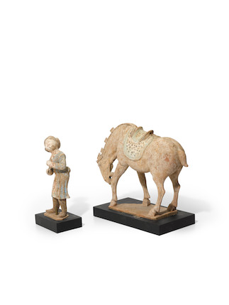 A PAINTED RED POTTERY GROOM AND A HORSE Tang dynasty image 2