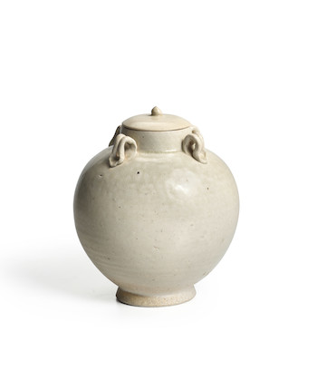 A WHITE-GLAZED OVIFORM JAR AND COVER  Tang dynasty image 2