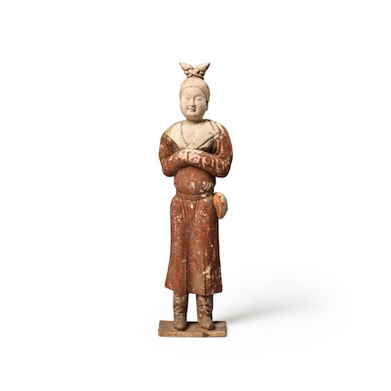AN UNUSUAL PAINTED POTTERY FIGURE OF AN ATTENDANT  Tang dynasty image 4