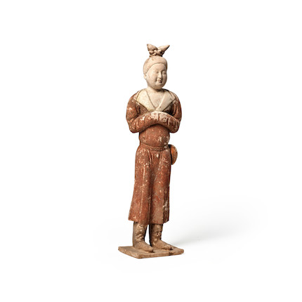 AN UNUSUAL PAINTED POTTERY FIGURE OF AN ATTENDANT  Tang dynasty image 3