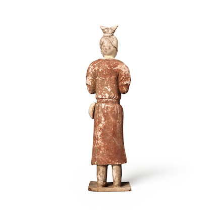 AN UNUSUAL PAINTED POTTERY FIGURE OF AN ATTENDANT  Tang dynasty image 2