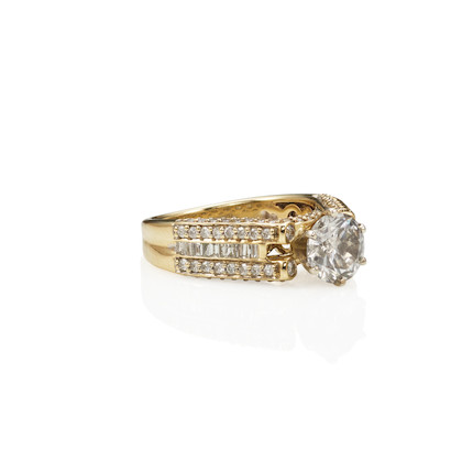 A GOLD AND DIAMOND RING image 3