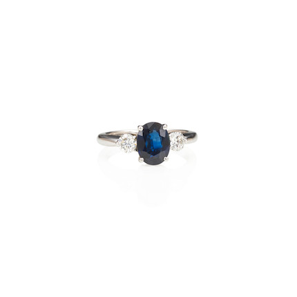 A WHITE GOLD, SAPPHIRE AND DIAMOND RING image 1