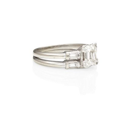A WHITE GOLD AND DIAMOND RING image 3
