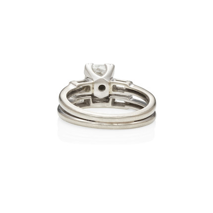 A WHITE GOLD AND DIAMOND RING image 2