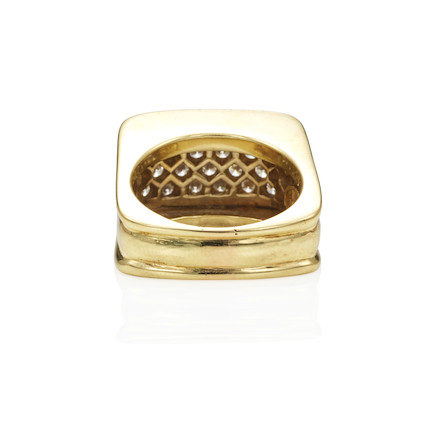 A GOLD AND DIAMOND RING image 3