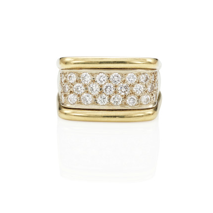 A GOLD AND DIAMOND RING image 2
