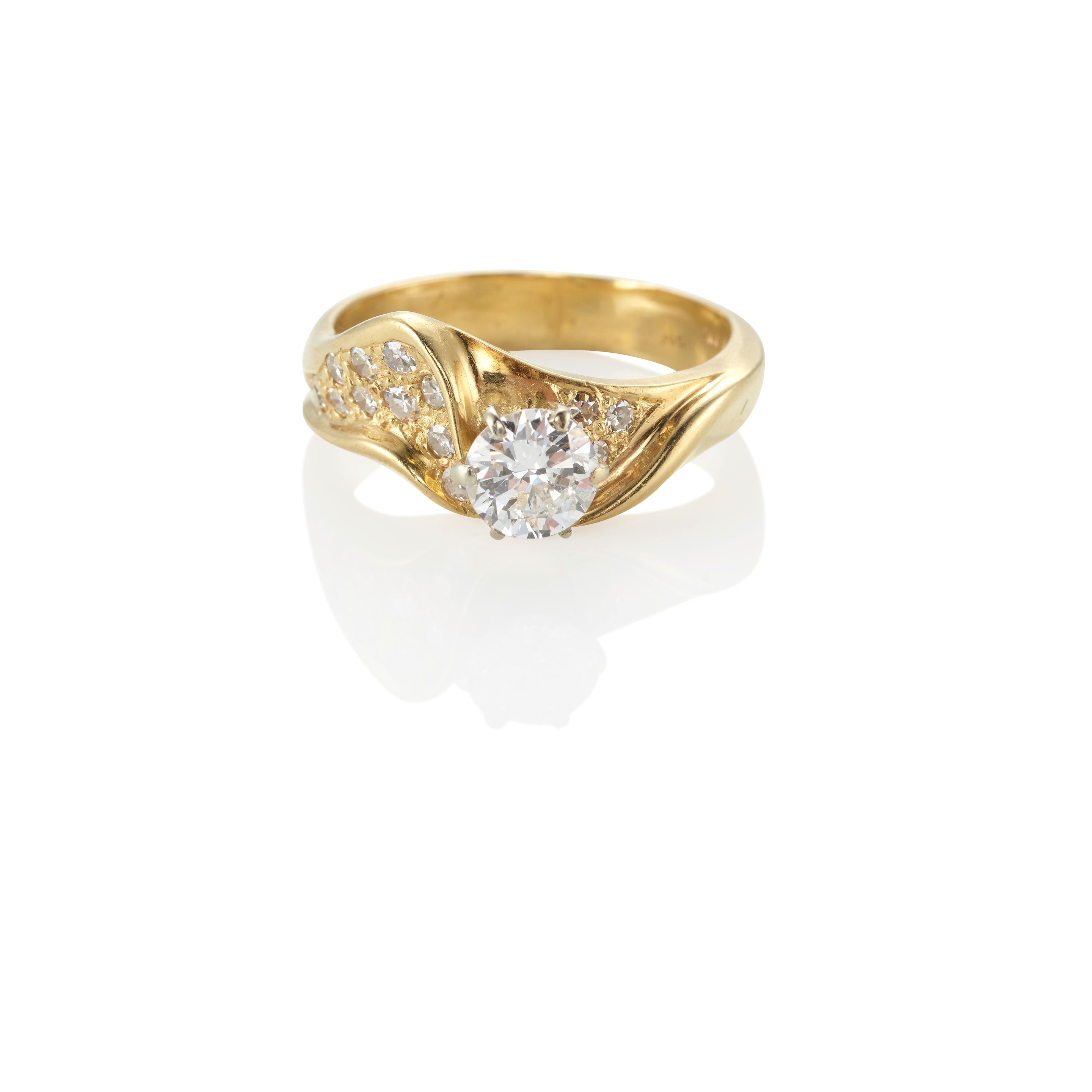 A GOLD AND DIAMOND RING