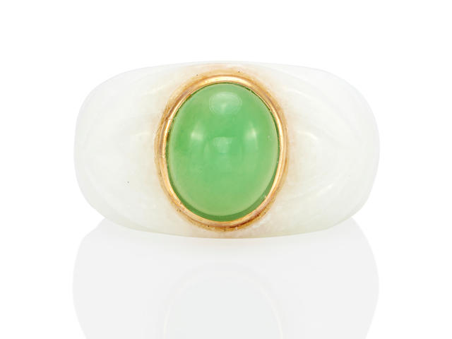 AN 18K GOLD, WHITE JADE AND CHRYSOPRASE RING