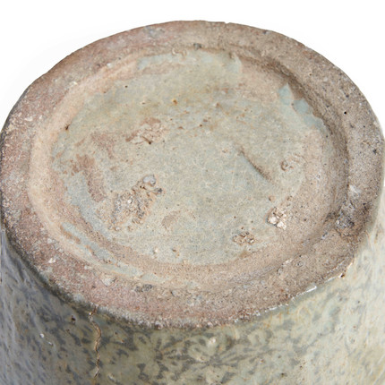 A WHITE SLIP-DECORATED BUNCHEONG TAE-HANGARI URN AND COVER image 3