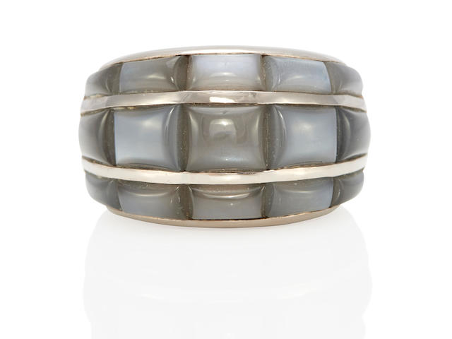 HEMMERLE: AN 18K WHITE GOLD AND GREY MOONSTONE RING
