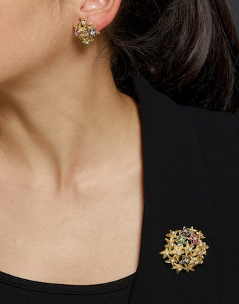 AN 18K GOLD AND GEM-SET BROOCH AND EARRING SET image 2