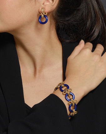 A PAIR OF 18K GOLD AND ENAMEL EARCLIPS AND BRACELET SET image 3