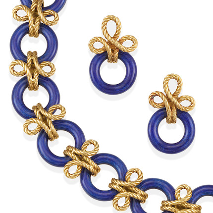 A PAIR OF 18K GOLD AND ENAMEL EARCLIPS AND BRACELET SET image 2