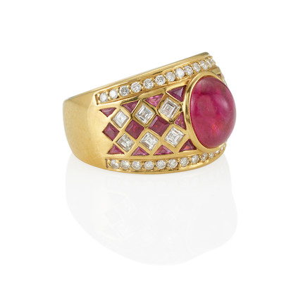AN 18K GOLD, RUBY AND DIAMOND RING image 2